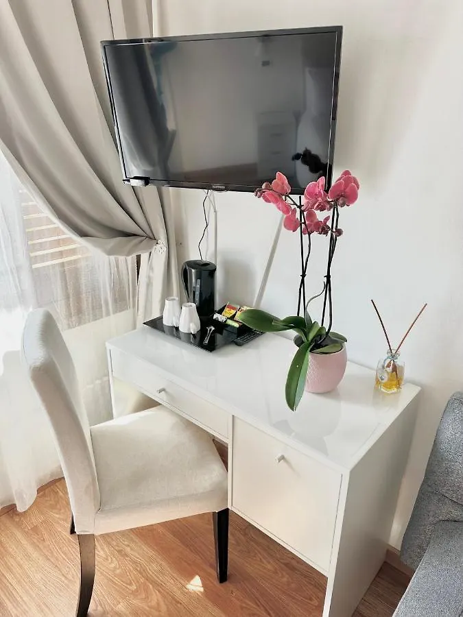 Villa Greta Hotel Rooms & Suites تاورمينا 2*,