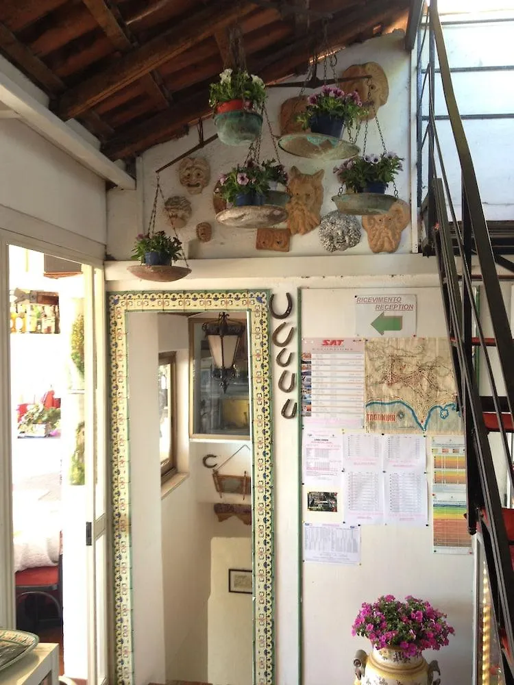 Villa Greta Hotel Rooms & Suites 陶尔米纳 2*,