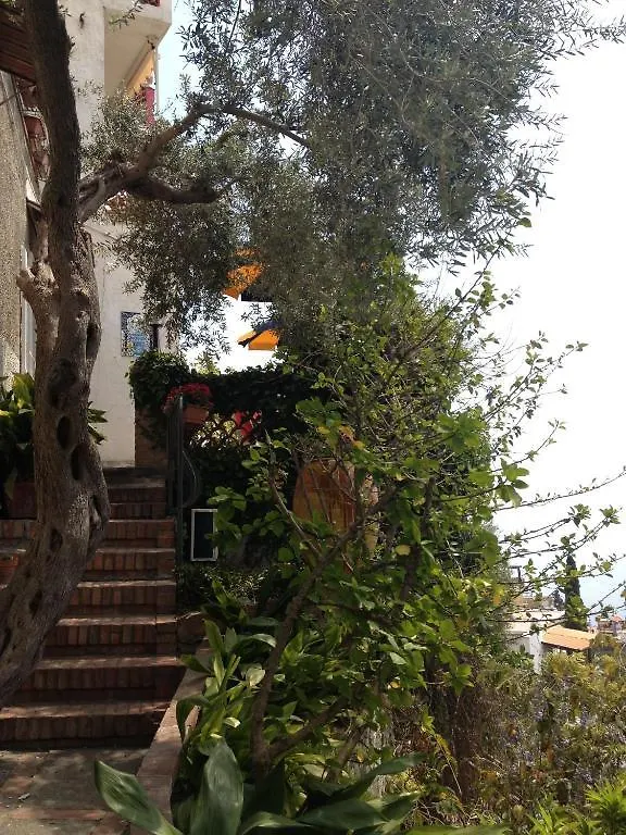Villa Greta Hotel Rooms & Suites 陶尔米纳